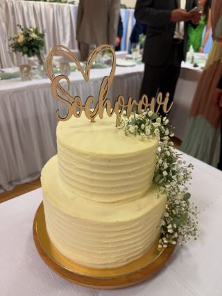 ✨ Dřevěný zápich na svatební dort na míru ✨ Každá svatba je jedinečná, a proto i váš svatební dort si zaslouží něco...