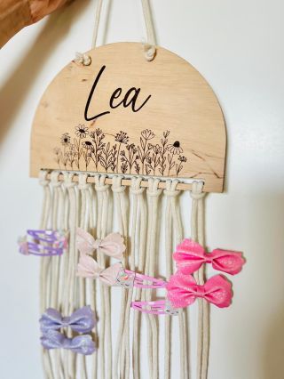 Koľko sponiek zvládne pojať jedna princezná? 👑 Presne toľko, koľko jej povolí jej nový drevený sponkovník s menom! 🧷💗“...