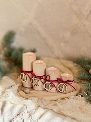 Čtyři svíčky, čtyři týdny klidu, čtyři chvíle pro sebe 💛 Tento dřevěný adventní svícen v sobě spojuje tradici i...